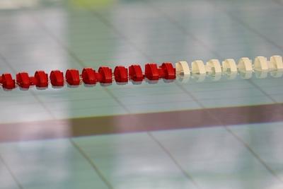 18 11 2018 Berlin GER Schwimmleine in einem Hallenbad abgrenzen Abgrenzung Bad Berlin deut-stock-foto