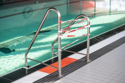 Die Leiter zum Schwimmbecken wurde gesperrt, Feature, allgemein, Randmotiv, Das Hallenbad in Ahlen hat zur Vorbeugung ge-stock-foto