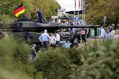 Leopard 2 Panzer beim Gel?bnis von Rekruten der Bundeswehr-stock-foto