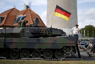 Leopard 2 Panzer beim Gel?bnis von Rekruten der Bundeswehr-stock-foto