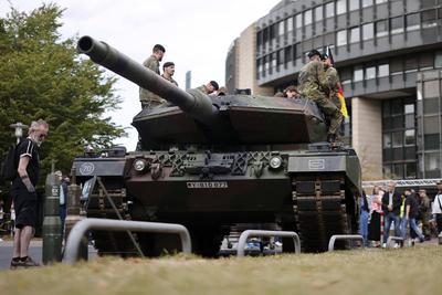 Leopard 2 Panzer beim Gel?bnis von Rekruten der Bundeswehr-stock-foto