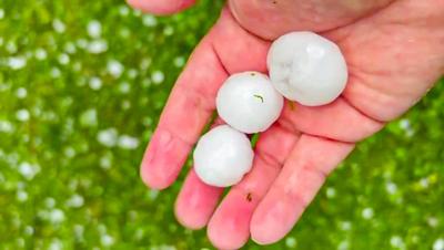 Heftige Unwetter toben im S?dwesten: Schwere Superzelle mit gro?em Hagel von 4 cm Korngr??e am Bodensee - Unwetter ziehen am Abend von Baden-W?rttemberg und Bayern weiter in Richtung Nordosten-stock-foto