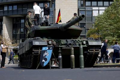 Leopard 2 Panzer beim Gel?bnis von Rekruten der Bundeswehr-stock-foto