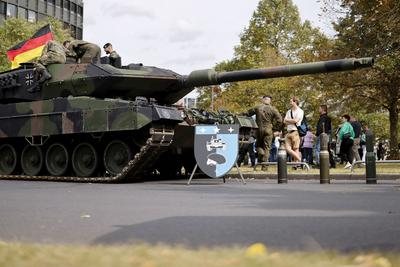 Leopard 2 Panzer beim Gel?bnis von Rekruten der Bundeswehr-stock-foto