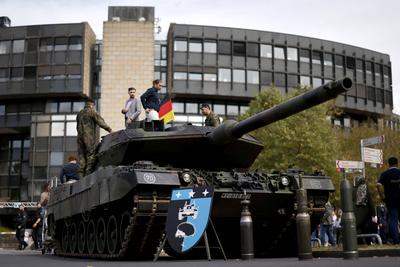 Leopard 2 Panzer beim Gel?bnis von Rekruten der Bundeswehr-stock-foto