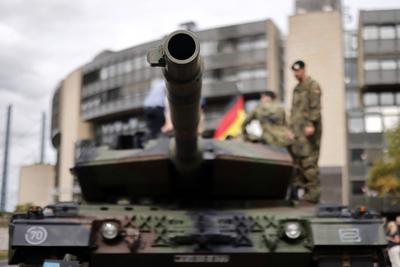 Leopard 2 Panzer beim Gel?bnis von Rekruten der Bundeswehr-stock-foto