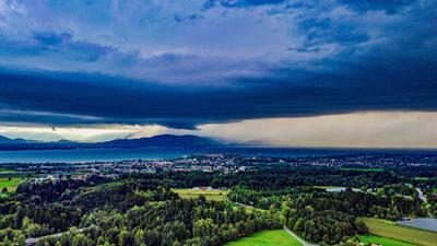 AKTUELL: Schwere Unwetter im S?dwesten - mehrere Gewitterzellen mit Hagelgr??en von ?ber 3 cm Korngr??e vom Bodensee kommend in Richtung Baden-W?rttemberg und Bayern-stock-foto