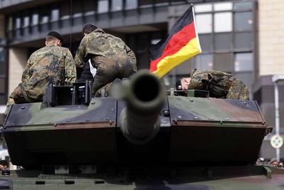 Leopard 2 Panzer beim Gel?bnis von Rekruten der Bundeswehr-stock-foto