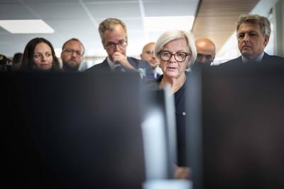 Catherine Vautrin en deplacement  a la CPAM de Paris-stock-foto