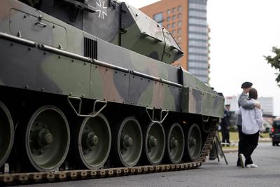 Leopard 2 Panzer beim Gel?bnis von Rekruten der Bundeswehr-stock-foto