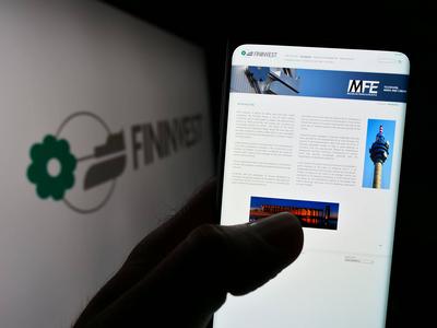 Person holding smartphone with website of Italian holding company Fininvest S.p.A. on screen. Stuttgart, Germany - 07-06-stock-foto