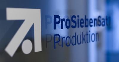 Unternehmen: ProSiebenSat.1 Media SE Logo der ProSiebenSat.1 Media AG mit Schriftzug Produktion auf einer Glast?r im Se-stock-foto