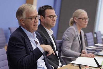 Dr. Dietmar Bartsch, Sprecher f?r Haushaltspolitik der Bundestagsfraktion Die Linke, Dr. Sebastian Sch?fer, Sprecher f?r-stock-foto