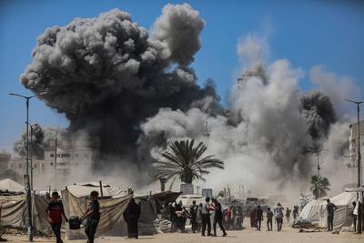 Smoke billows during Israeli strikes on tall building in Gaza City-stock-foto