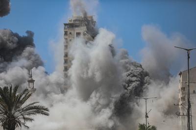 Smoke billows during Israeli strikes on tall building in Gaza City-stock-foto
