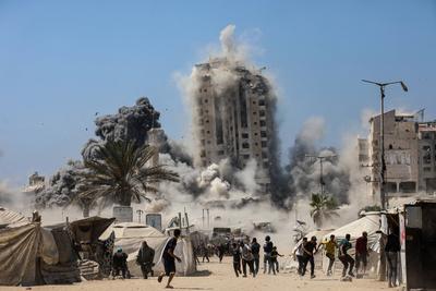 Smoke billows during Israeli strikes on tall building in Gaza City-stock-foto