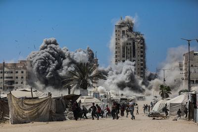Smoke billows during Israeli strikes on tall building in Gaza City-stock-foto