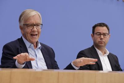 Dr. Dietmar Bartsch, Sprecher f?r Haushaltspolitik der Bundestagsfraktion Die Linke, Dr. Sebastian Sch?fer, Sprecher f?r-stock-foto