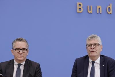 Dr. Thorsten Rudolph, haushaltspolitischer Sprecher der SPD- Bundestagsfraktion, Christian Haase, haushaltspolitischer S-stock-foto