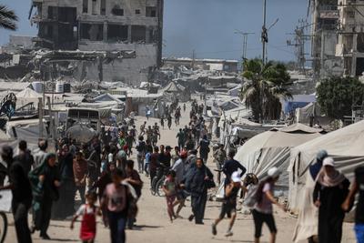 Smoke billows during Israeli strikes on tall building in Gaza City-stock-foto