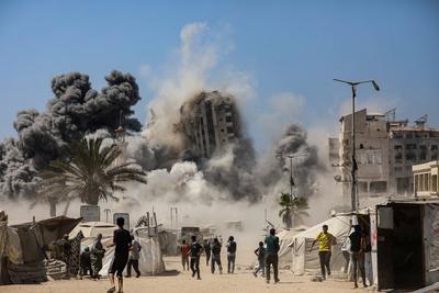 Smoke billows during Israeli strikes on tall building in Gaza City-stock-foto