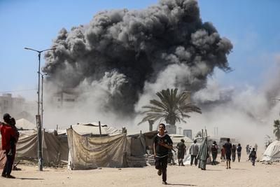 Smoke billows during Israeli strikes on tall building in Gaza City-stock-foto