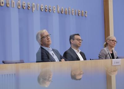 Dr. Dietmar Bartsch, Sprecher f?r Haushaltspolitik der Bundestagsfraktion Die Linke, Dr. Sebastian Sch?fer, Sprecher f?r-stock-foto