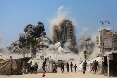 Smoke billows during Israeli strikes on tall building in Gaza City-stock-foto