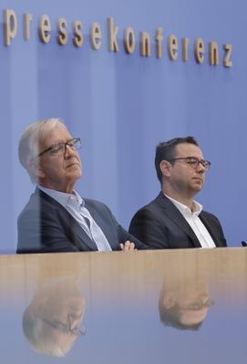 Dr. Dietmar Bartsch, Sprecher f?r Haushaltspolitik der Bundestagsfraktion Die Linke, Dr. Sebastian Sch?fer, Sprecher f?r-stock-foto
