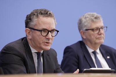 Dr. Thorsten Rudolph, haushaltspolitischer Sprecher der SPD- Bundestagsfraktion, Christian Haase, haushaltspolitischer S-stock-foto