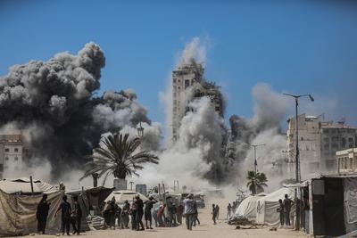 Smoke billows during Israeli strikes on tall building in Gaza City-stock-foto