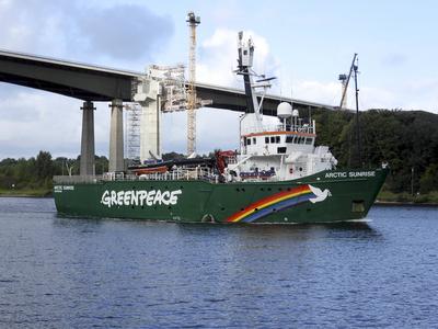 cntv Das Greenpeace Schiff Artic Sunrise faehrt im Nord Ostsee Kanal 04.09.2025 Die Arctic Sunrise ist ein seit 1995 von der politischen Non-Profit-Organisation Greenpeace eingesetztes Schiff Schleswig-Holstein Deutschland *** cntv The Greenpeace ship Artic Sunrise sails in the North Baltic Sea Channel 04 09 2025 The Arctic Sunrise is a ship operated by the political non-profit organization Greenpeace Schleswig Holstein Germany since 1995-stock-foto
