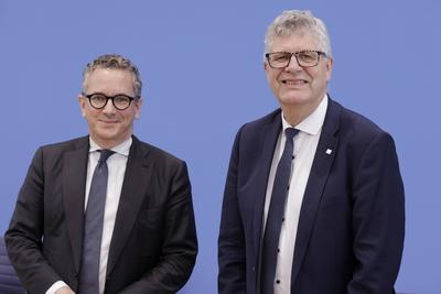 News Bilder des Tages Dr. Thorsten Rudolph, haushaltspolitischer Sprecher der SPD- Bundestagsfraktion, Christian Haase,-stock-foto
