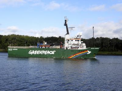 cntv Das Greenpeace Schiff Artic Sunrise faehrt im Nord Ostsee Kanal 04.09.2025 Die Arctic Sunrise ist ein seit 1995 von der politischen Non-Profit-Organisation Greenpeace eingesetztes Schiff Schleswig-Holstein Deutschland *** cntv The Greenpeace ship Artic Sunrise sails in the North Baltic Sea Channel 04 09 2025 The Arctic Sunrise is a ship operated by the political non-profit organization Greenpeace Schleswig Holstein Germany since 1995-stock-foto