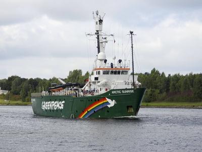 cntv Das Greenpeace Schiff Artic Sunrise faehrt im Nord Ostsee Kanal 04.09.2025 Die Arctic Sunrise ist ein seit 1995 von der politischen Non-Profit-Organisation Greenpeace eingesetztes Schiff Schleswig-Holstein Deutschland *** cntv The Greenpeace ship Artic Sunrise sails in the North Baltic Sea Channel 04 09 2025 The Arctic Sunrise is a ship operated by the political non-profit organization Greenpeace Schleswig Holstein Germany since 1995-stock-foto