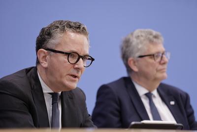 Dr. Thorsten Rudolph, haushaltspolitischer Sprecher der SPD- Bundestagsfraktion, Christian Haase, haushaltspolitischer S-stock-foto