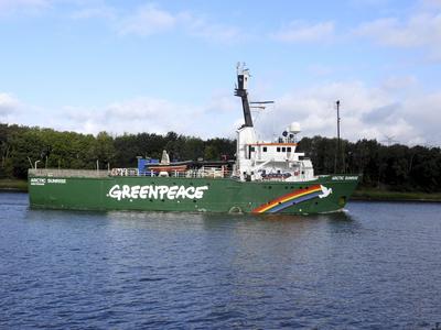 cntv Das Greenpeace Schiff Artic Sunrise faehrt im Nord Ostsee Kanal 04.09.2025 Die Arctic Sunrise ist ein seit 1995 von der politischen Non-Profit-Organisation Greenpeace eingesetztes Schiff Schleswig-Holstein Deutschland *** cntv The Greenpeace ship Artic Sunrise sails in the North Baltic Sea Channel 04 09 2025 The Arctic Sunrise is a ship operated by the political non-profit organization Greenpeace Schleswig Holstein Germany since 1995-stock-foto