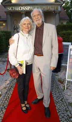 Rita Feldmeier mit Ehemann Achim Wolff bei der Premiere Der eingebildet Kranke und 90. Geburtstag von Dieter Hallervorde-stock-foto