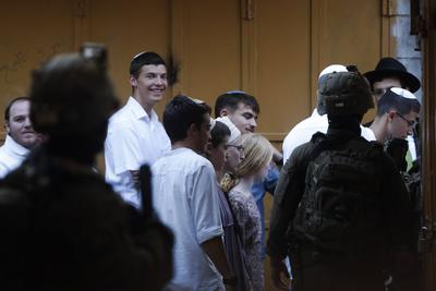 Israeli security forces stand guard as Israeli settlers tour in the Palestinian side of the old city and market of Hebron in the occupied-stock-foto