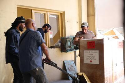 Relief workers unload Qatari medical aid shipment in Damascus to support Syria?s post-Assad recovery-stock-foto