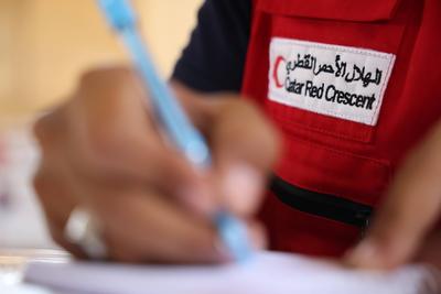 Relief workers unload Qatari medical aid shipment in Damascus to support Syria?s post-Assad recovery-stock-foto