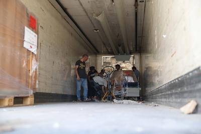 Relief workers unload Qatari medical aid shipment in Damascus to support Syria?s post-Assad recovery-stock-foto