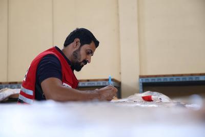 Relief workers unload Qatari medical aid shipment in Damascus to support Syria?s post-Assad recovery-stock-foto