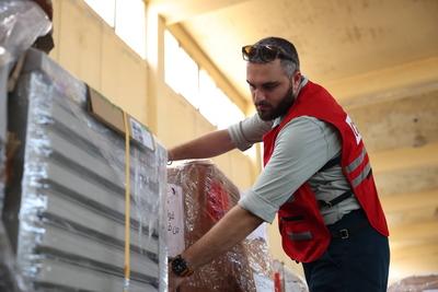 Relief workers unload Qatari medical aid shipment in Damascus to support Syria?s post-Assad recovery-stock-foto