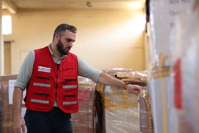 Relief workers unload Qatari medical aid shipment in Damascus to support Syria?s post-Assad recovery-stock-foto