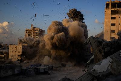 The moment israeli warplanes targeted the al-ru'ya residential building west of gaza city.-stock-foto