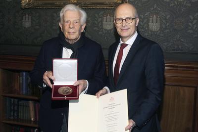 News Bilder des Tages Christoph von Dohnanyi und Peter Tschentscher bei der Verleihung der Johannes-Brahms-Medaille im-stock-foto