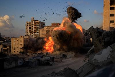 The moment israeli warplanes targeted the al-ru'ya residential building west of gaza city.-stock-foto
