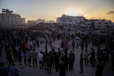 The moment israeli warplanes targeted the al-ru'ya residential building west of gaza city.-stock-foto
