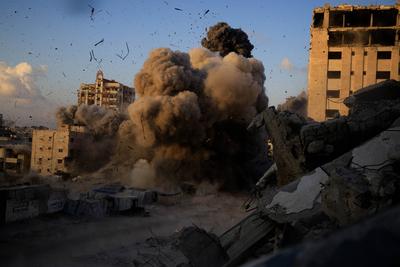 The moment israeli warplanes targeted the al-ru'ya residential building west of gaza city.-stock-foto